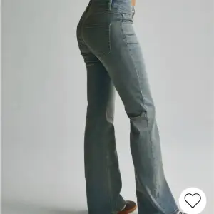 lågmidjade bootcut jeans från nelly, köpta för 700 & endast använda EN gång så helt som nya❤️ säljer då jag har 2 likadana, innerben ca 85 cm❤️ passar mig jättefint i längden som är 179 cm!!