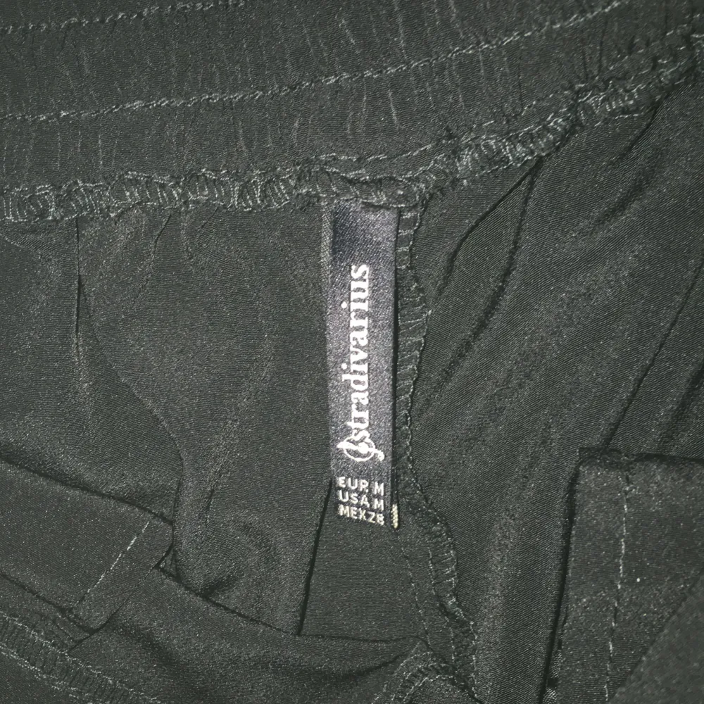 Säljer dessa byxor som inte kommer till användning. Gröna och vita vid sidan av byxorna (se på bild) finns även knappar (se oxå på bild) stl M. Jeans & Byxor.