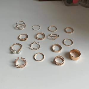 Så fina guld ringar, aldrig använda, helt nya❣️❣️två av dem är justerbara, resten är varierande storlekar från ca 14mm-18mm🫶🏻15st, vill helst sälja alla tillsammans! Använd gärna köp nu🌸