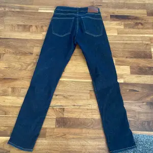 Säljer dessa mörkblåa dressmann jeans som jag nästan aldrig använt slim fit w28 L30, nypris runt 800kr säljer för 299kr
