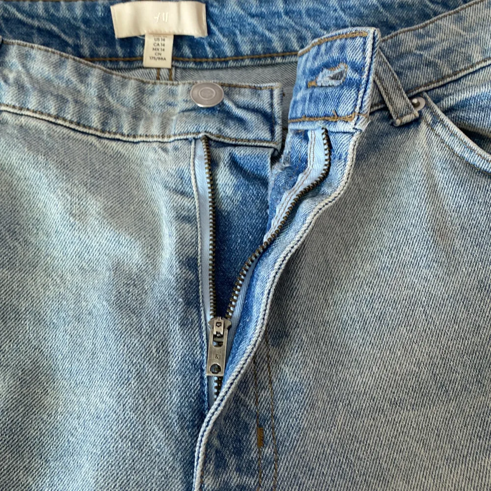 Använd fåtal gånger och är ganska långa. Jeans & Byxor.