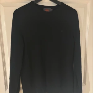 Morris tröja - Säljer en Morris tröja i 100% Merino ull. Storlek M men sitter som en S eftersom det är slim fit. Skick 8/10. OBS litet hål i en sömn (bild 3), lätt att fixas bara att sy ihop det. 