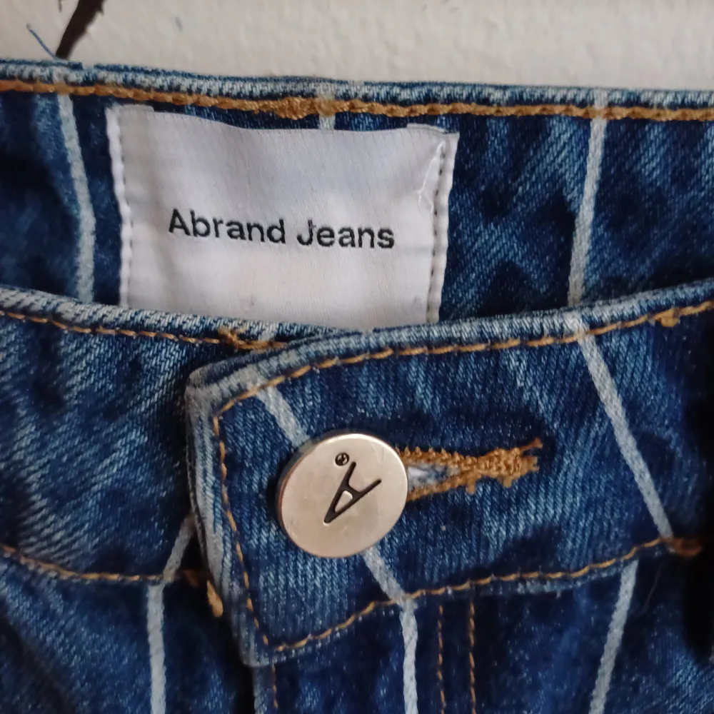 Jeans str 27, hög i midjan, raka och vida ben Sparsamt använda, mycket fint skick!. Jeans & Byxor.