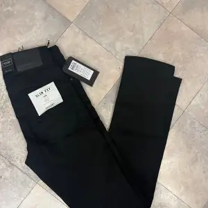 Säljer dessa riktigt fina svarta Jack n Jones Slim fit jeans i nyskick. Nypris är 799 vårt pris är 399