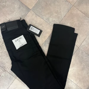 Jack n Jones jeans  - Säljer dessa riktigt fina svarta Jack n Jones Slim fit jeans i nyskick. Nypris är 799 vårt pris är 399