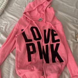 Säljer denna rosa victoria secret tröjan 💕