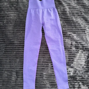 NVGTN träningstights - Supersnygga NVGTN träningstights, kommer aldrig till användning samt för små för mig nu. Storlek S / XS. De formar sig efter kroppen. Nyskick.