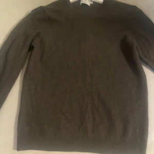 Grå grön stickad tröja från NN07  - Skick 9/10 knappt använd eftersom den krympte ganska snabbt.  Gör inte samma misstag som jag ! Var ganska dyr men säljer den för bara 130 kr. pris kan diskuteras 