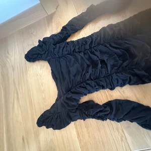 Svart fest klänning 🖤 - Svart lång festklänning använd endast en gång🖤 väldigt fint skick 🖤