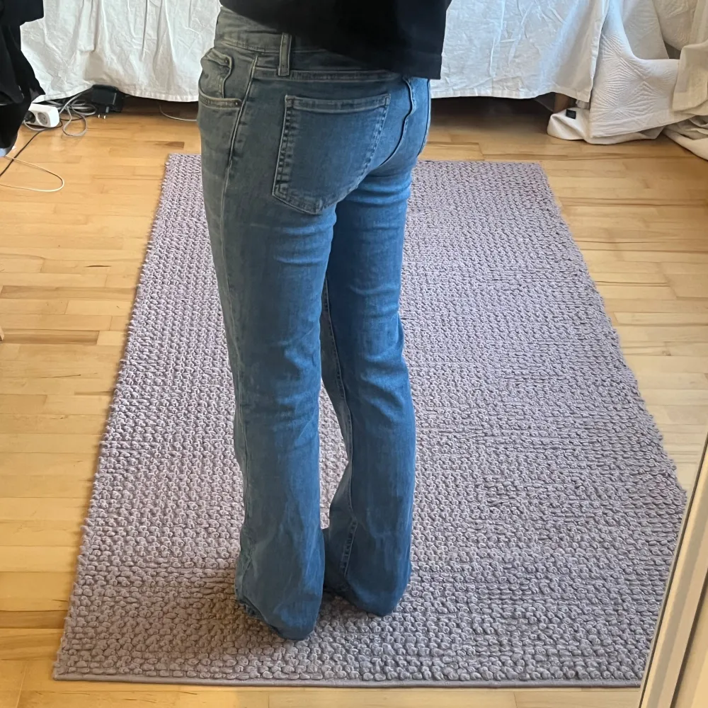 Zara bootcut jeans som är väldigt långa på mig som är runt 160. Midjemått - 74 cm innerbenslängd - 86 cm. Jeans & Byxor.