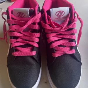 Heelys  - Heelys, typ som nya förutom det lilla ”hålet” på sista bilden. Köpta för några år sen men använda Max 2-3 ggr. De är i strl. 36,5 och köptes för ca 800-900kr så tänkte sälja för ca  500 men pris går alltid att diskuteras💕✨