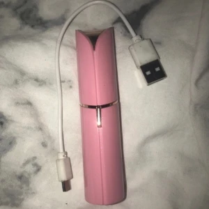 Elektrisk rakhyvel  - Rosa elektrisk rakhyvel för ansiktet med laddare.