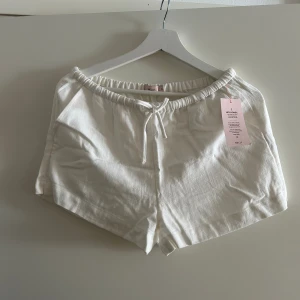 Linneshorts - Linneshorts från Nelly. Fick inte med returlapp så testar att sälja här. Storlek Xs men ganska stora i storleken, passar mig som är S. Helt nya prislapp kvar