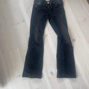 Säljer dessa jätte snygga low Waits jeans från Gina som liknar true religon i storlek 170, ny skick 