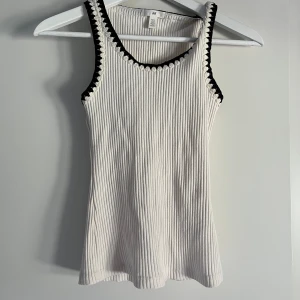 Linne med coola virkade detaljer - Sjukt fint linne från h&m med virkade detaljer. Knappt använt🌸