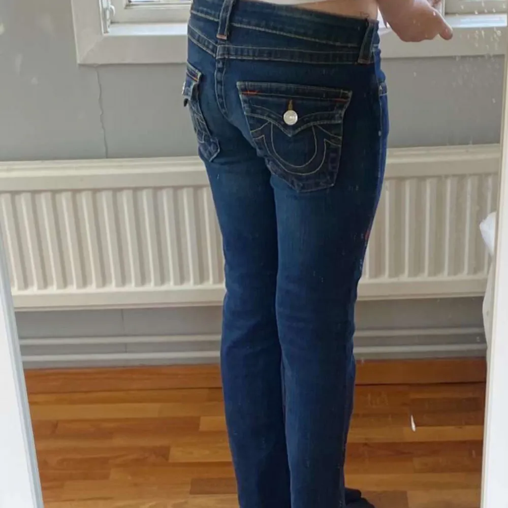 Ett par superfina jeans från true religion som är i storlek 27 och passar mig super som vanligtvis brukar ha S/XS💕 Den enda defekten är att de är klippta/uppsprättade längst nere men det tänker inte jag på! De passar mig perfekt som är ca 160💗. Jeans & Byxor.