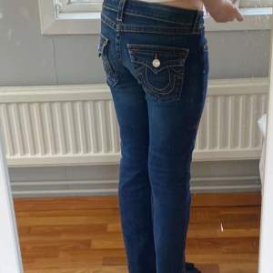 Ett par superfina jeans från true religion som är i storlek 27 och passar mig super som vanligtvis brukar ha S/XS💕 Den enda defekten är att de är klippta/uppsprättade längst nere men det tänker inte jag på! De passar mig perfekt som är ca 160💗