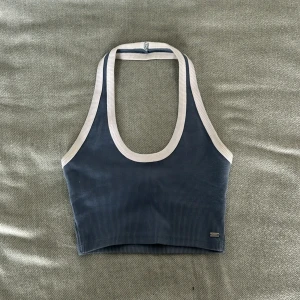 Halterneck topp - Sparsamt använd, super söt till sommaren eller att ha ovanför bikini! Kom med prisförslag🫶