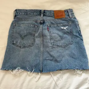 Jeanskjol från Levis. Köpt från myrorna men aldrig använd av mig. Lappar finns kvar (Från myrorna). Bra kvalite. Storlek 27, passar mig som är S