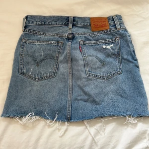 Jeanskjol från Levis - Jeanskjol från Levis. Köpt från myrorna men aldrig använd av mig. Lappar finns kvar (Från myrorna). Bra kvalite. Storlek 27, passar mig som är S