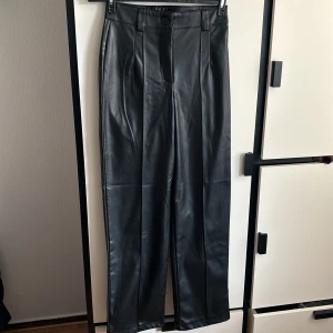 Skinnbyxor - Svart skinnbyxa Om det önskas kan jag ta fler bilder privat och visa de hur det sitter på♥️♥️