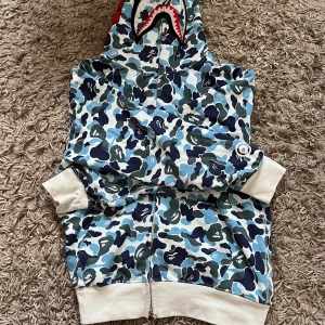 Bape zip hoodie - Säljer då jag bytt stil. Inget kvitto därav det låga priset. Cond 9/10.