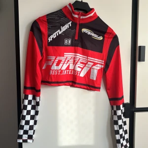 Race car tröja - Häftig race car magtröja ❤️ Om det önskas kan jag ta fler bilder privat och visa de hur det sitter på♥️♥️