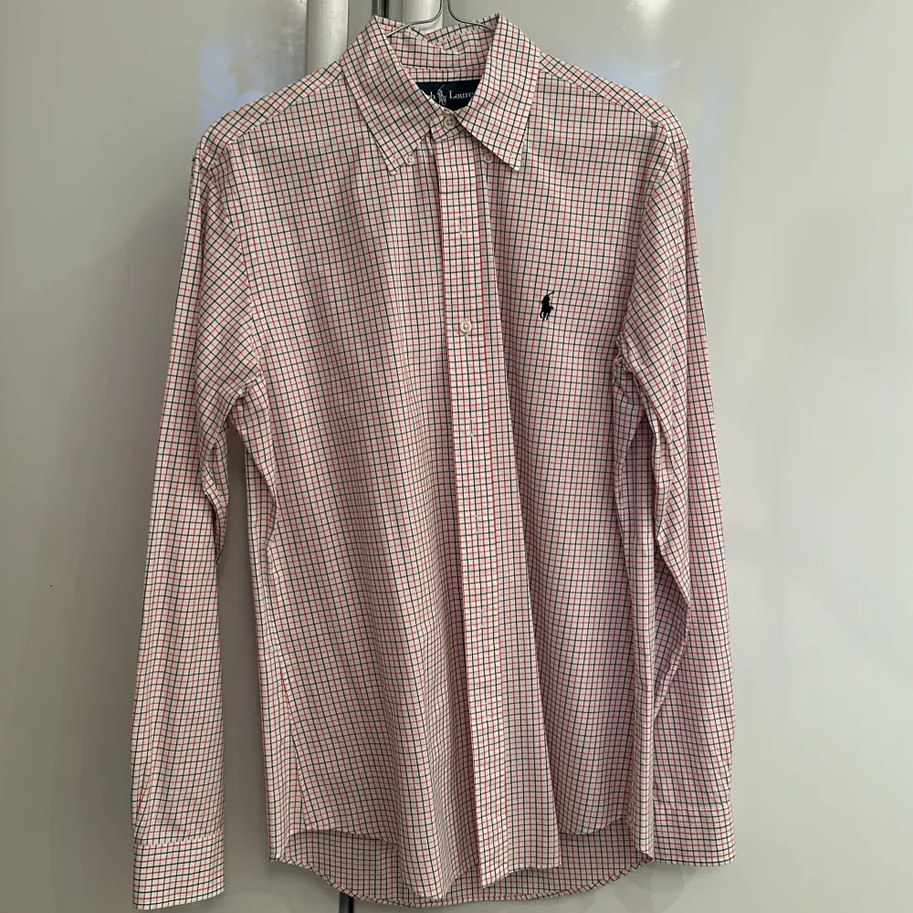 Mönstrad skjorta från the Ralph Lauren Mycket fint skick, använd enbart enstaka gång! Skjortan tvättad och pressad på kemtvätt inför försäljningen  Storlek small (43cm bred och 75cm lång) 100% bomull. Skjortor.