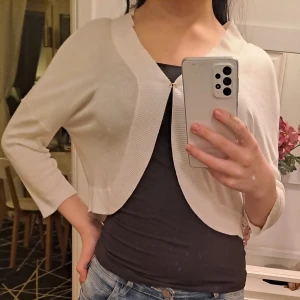 Kort vit kofta  - Basic kort vit kofta. Oanvänd från Lindex  Storlek S Orginalpris 120kr