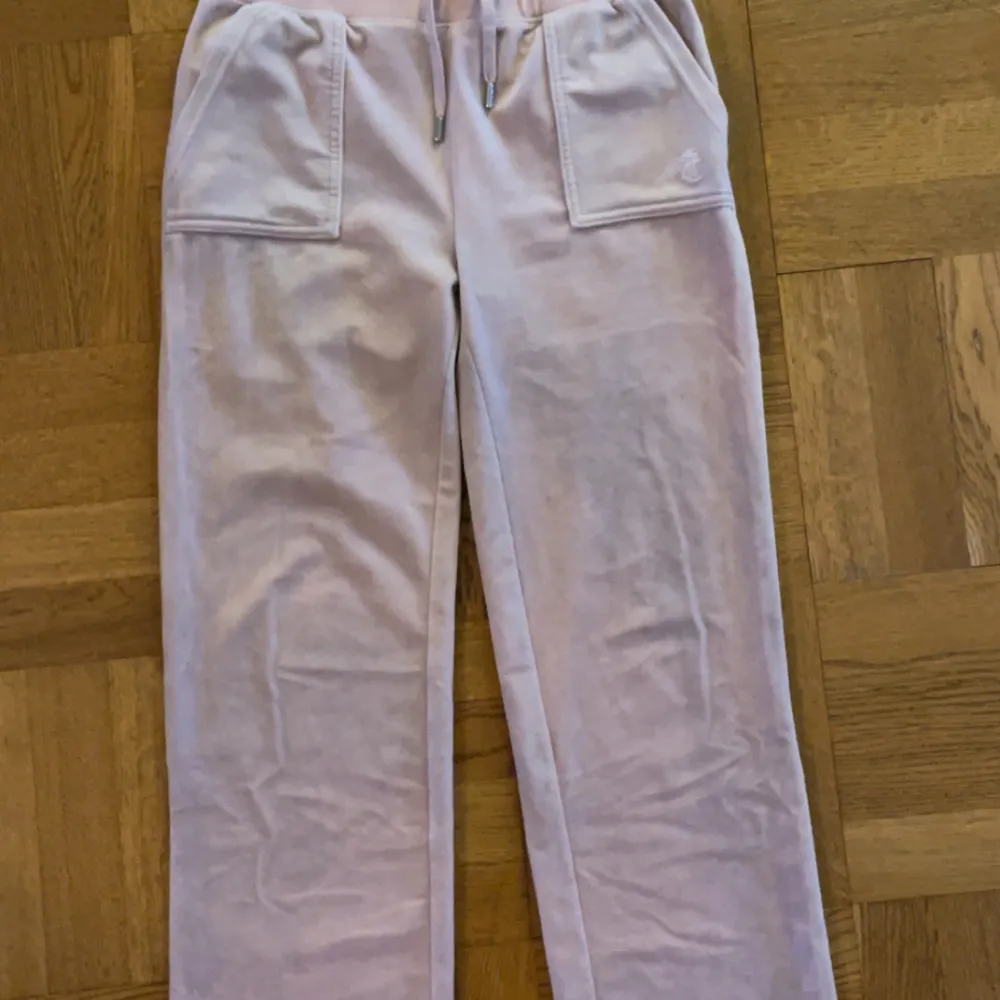 Jättefina babyrosa juicy couture byxor säljer för att de har blivit för stora, storlek M, köpte för 1200 säljer för 450, kom privat för flera bilder💗. Jeans & Byxor.