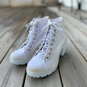 Vita klackskor!  - Säljer dessa vita klackskor som tyvärr blivit lite missfärgade. Men går säkert att tvätta bort för den som vill. Perfekta för vår och sommar!