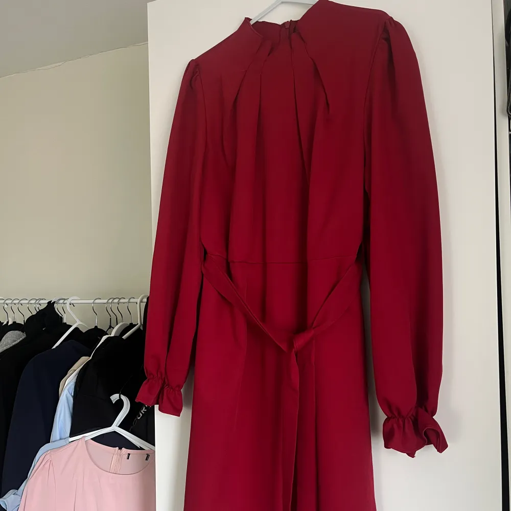 Elegant röd klänning  Knä längd . Klänningar.