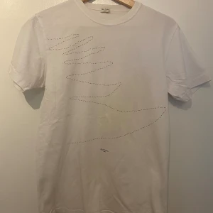 Paul Smith T-shirt - Säljer en vit Paul Smith T-Shirt i st M men den är mer som en S i gott skick.