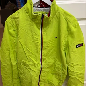 Tommy Hilfiger jacka i fint skick  - Använd sparsamt. Tvättad en gång. Fin sommarjacka. Fint skick! 