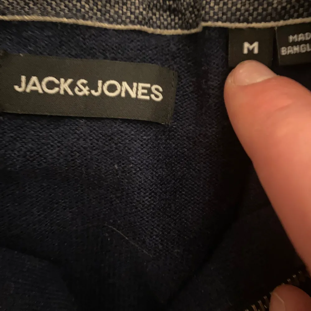 Säljer denna mörkblåa halfzip från Jack and Jones i bra skick utan några onaturliga defekter. Skriv för mer bilder eller frågor. Skicka gärna prisförslag . Stickat.