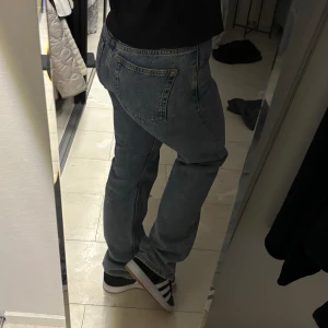 Jeans - Säljer nu dessa cool jeans från Zara, då dem tyvärr inte passar mig längre! Perfekt jeansen nu till våren men även till sommaren då de är en fin blå färg som passar till allt!😍 