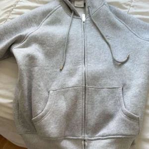 Burebrry kofta  - Säljer en riktig fint burberry koftan som är färgen grå säljer den för den är liten för mig och att jag beställde fel storlek riktig fin kofta med inga hål i kan frakta 