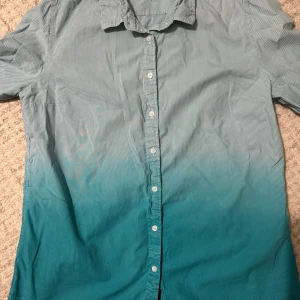 Tommy skjorta  - Den passar S storlek 