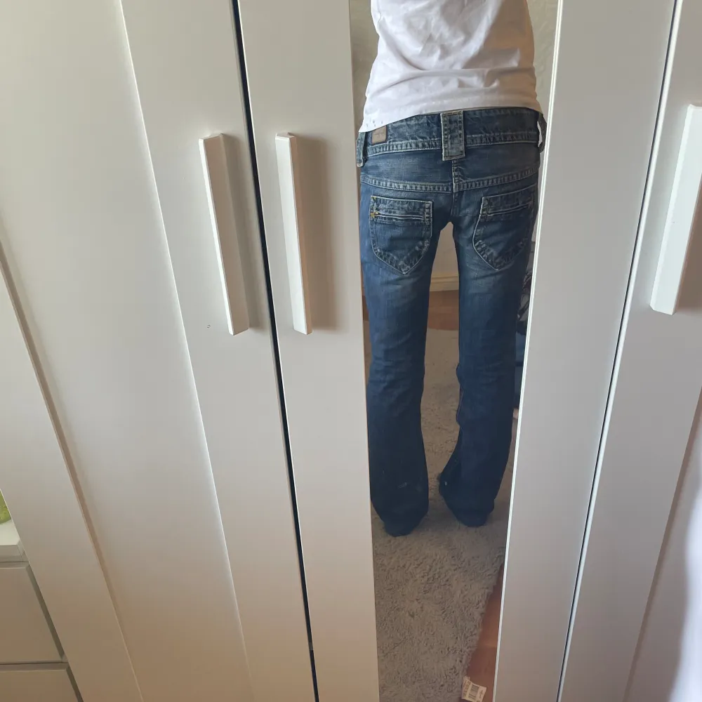 Säljer dessa super fina lågmidjade jeansen från Pepe jeans! Jättebra skick, använda ett fåtal gånger💕 säljer för att de är lite stora!. Jeans & Byxor.