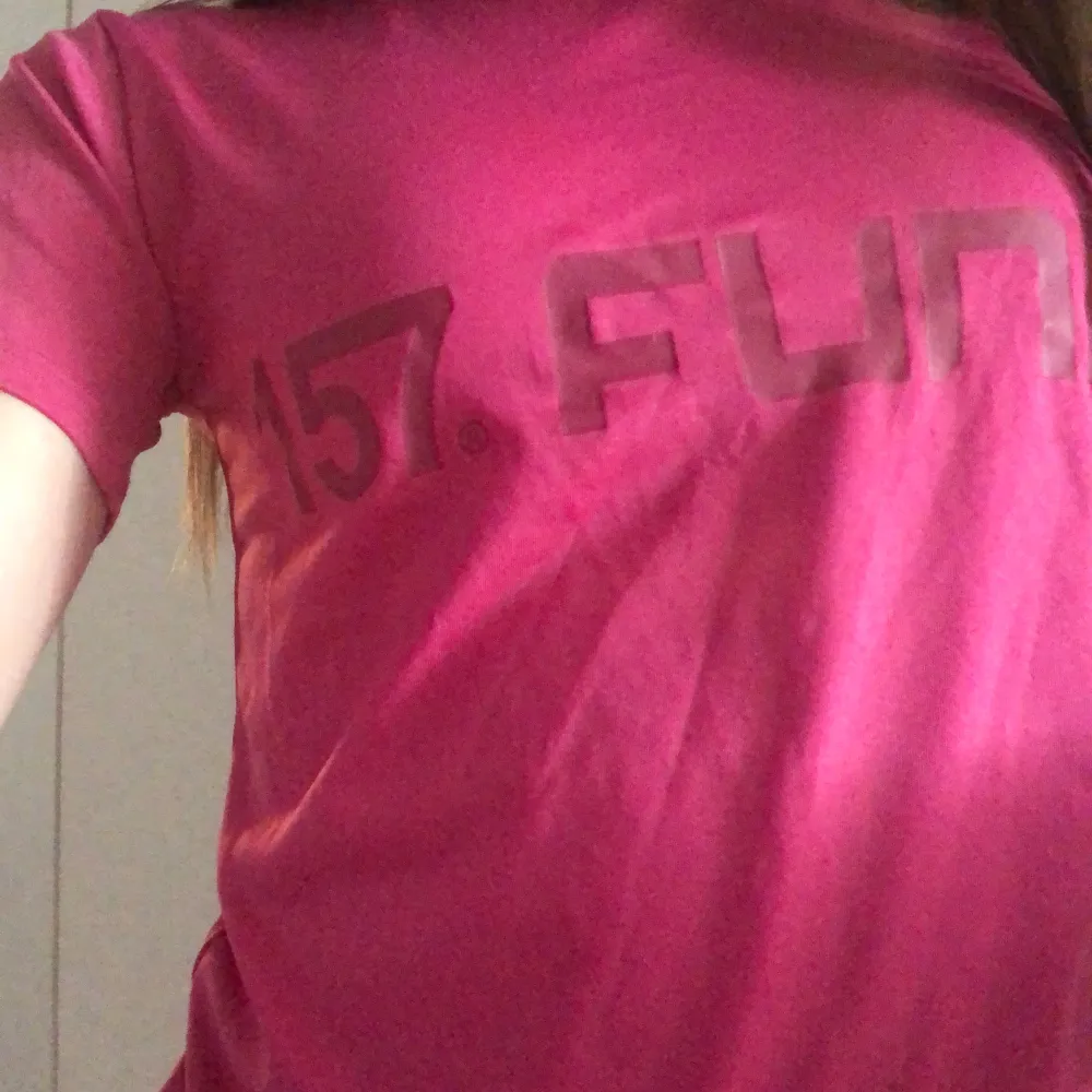 Rosa t- shirt. Säljer för att jag aldrig använder den. Kontakta Järna vid frågor☺️☺️🩷🩷🩷. T-shirts.