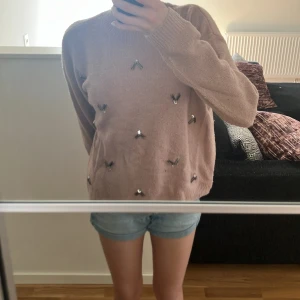 Rosa långärmad  - Jätte bra skick från h&m storlek 146/152 fast jag är själv s och den passar jätte bra.