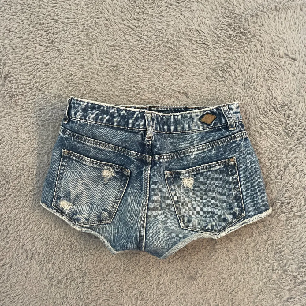 Säljer dessa super snygga jeansshortsen med cool detalj! Knappt använda, säljer då de är lite små för mig!💕. Shorts.