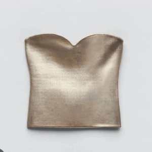 Guldig zara topp - Säljer min guldiga zara topp❤️ den är i storlek L men väldigt liten i storlek så passar storlek M och S