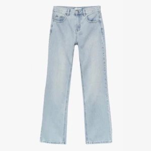 Ljusblå straight jeans - Säljer mina straight ljusblå jeans från Stradivarius i storlek 36. Säljer på grund av att de aldrig kommer till användning. De är gjorda av riktigt jeans material. De är nästan aldrig använda och är då i perfekt skick. Köptes för ca 500kr💗