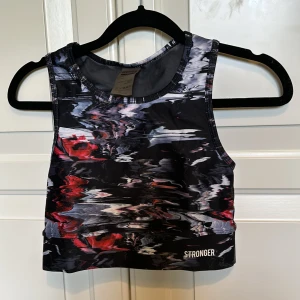 Tränings topp/linne från Stronger - Säljer denna fina topp/linne från Stronger! Jätte mjukt material och sparsamt använd. Inga defekter! ❤️💙🖤🤍pris kan diskuteras!!!