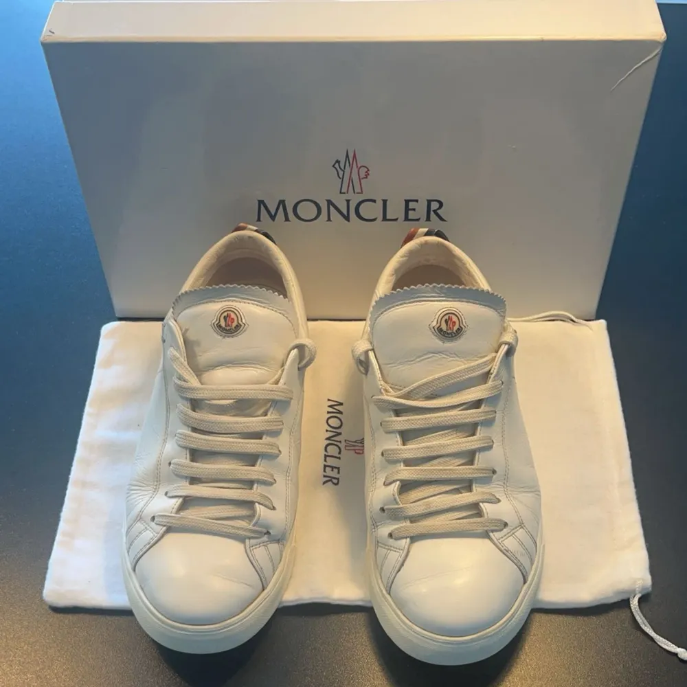 Säljer nu dessa fräscha Moncler skor med certifikat - de säljs i befintligt skick 💯 skickas inom 24 timmar, hör av er vid frågor 🙌De är storlek 41 men passar större runt 42/43. Skor.