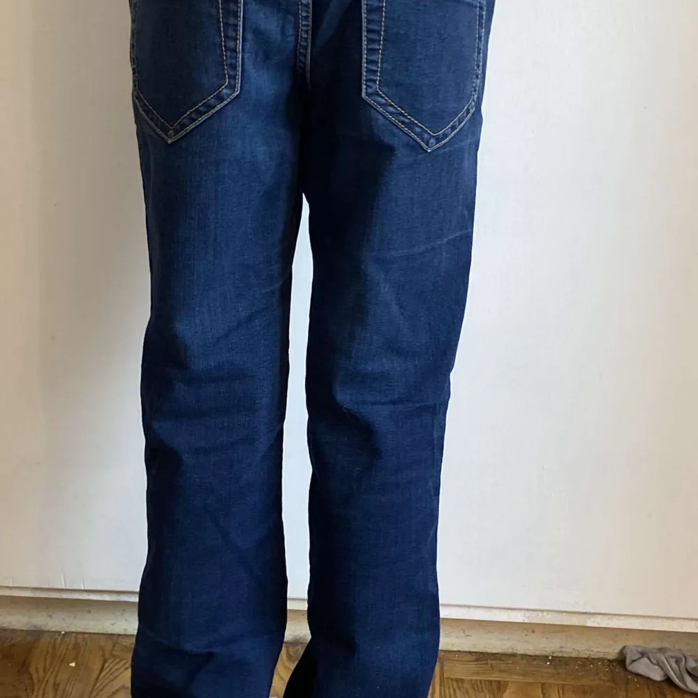 En typ av bootcut byxor, jätte fin och knappt använd🙏🏻❤️. Jeans & Byxor.