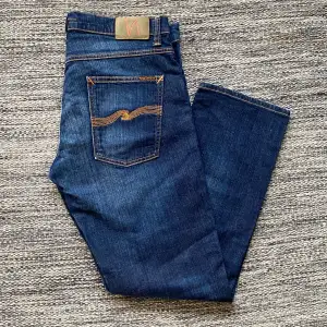 Säljer dessa riktigt fina Nudie jeans i den populära modellen grim tim, otroligt bra skick, modellen är  ca 177 cm lång och brukar bära strl 34, 45 cm i midja, 102 cm längd, nya 1600kr, hör av dig vid minsta fundering