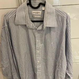 Saint Laurent skjorta  - Trendiga Saint Laurent skjorta. Känn dig fräsch och stilig med denna lyx skjorta. Inga deflekter eller något typ av fel. Nypris runt: 8000-1000kr. Vårat pris: 599kr. 