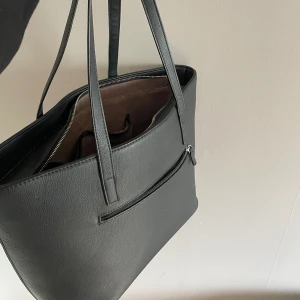 Snygg axelremsväska  - Hej, säljer min Dondonna väska som köptes för några år sen. Säljer för att den inte kommer till användning. Inga defekter. Rymlig och man får plats med mycket till skolan/idrott eller något annat. Använd gärna ”köp nu” 😊